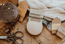 Lade das Bild in den Galerie-Viewer, Darning Loom mit Stickschere, Fingerhut, Garn und Kleidern