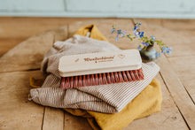 Lade das Bild in den Galerie-Viewer, Wunderbürste zum entfernen von Pilling und Reinigung deiner Wollkleidung