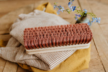 Lade das Bild in den Galerie-Viewer, Wunderbürste zum entfernen von Pilling und Reinigung deiner Wollkleidung