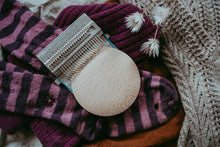Lade das Bild in den Galerie-Viewer, Darning Loom liegend auf Kleidern