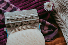 Lade das Bild in den Galerie-Viewer, Darning Loom liegend auf Kleidern