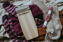 Lade das Bild in den Galerie-Viewer, Darning Loom liegend auf Kleidern