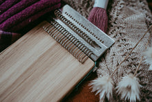 Lade das Bild in den Galerie-Viewer, Darning Loom liegend auf Kleidern