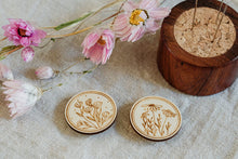 Lade das Bild in den Galerie-Viewer, Needle Minder aus Holz mit Blumen