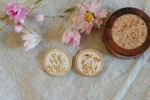 Lade das Bild in den Galerie-Viewer, Needle Minder aus Holz mit Blumen