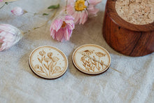 Lade das Bild in den Galerie-Viewer, Needle Minder aus Holz mit Blumen