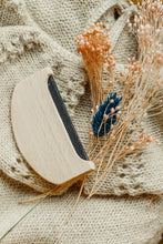 Lade das Bild in den Galerie-Viewer, Kaschmirkamm aus Holz – Nachhaltige Pflege für empfindliche Stoffe