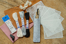Lade das Bild in den Galerie-Viewer, Sashiko Starter Set mit Garn, Hitzestifte, Sashiko Nadeln, Sashiko Motivplatten, Fingerschutz in schwarz