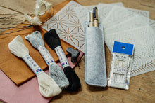 Lade das Bild in den Galerie-Viewer, Sashiko Starter Set mit Garn, Hitzestifte, Sashiko Nadeln, Sashiko Motivplatten, Fingerschutz in schwarz