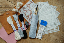 Lade das Bild in den Galerie-Viewer, Sashiko Starter Set mit Garn, Hitzestifte, Sashiko Nadeln, Sashiko Motivplatten, Fingerschutz in schwarz