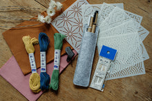 Lade das Bild in den Galerie-Viewer, Sashiko Starter Set mit Garn, Hitzestifte, Sashiko Nadeln, Sashiko Motivplatten, Fingerschutz in schwarz
