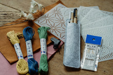 Lade das Bild in den Galerie-Viewer, Sashiko Starter Set mit Garn, Hitzestifte, Sashiko Nadeln, Sashiko Motivplatten, Fingerschutz in schwarz