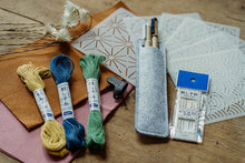 Lade das Bild in den Galerie-Viewer, Sashiko Starter Set mit Garn, Hitzestifte, Sashiko Nadeln, Sashiko Motivplatten, Fingerschutz in schwarz