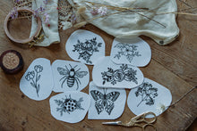 Lade das Bild in den Galerie-Viewer, Stick & Stitch Aufkleber Blumen und Insekten