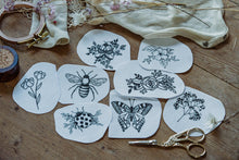Lade das Bild in den Galerie-Viewer, Stick & Stitch Aufkleber Blumen und Insekten