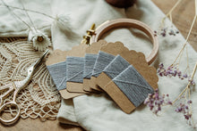 Lade das Bild in den Galerie-Viewer, 6 x 6 Meter Stopfwolle aus mulesingfreier Merinowolle einzelne Farben hellgrau