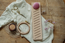 Lade das Bild in den Galerie-Viewer, Stickgarnständer aus Holz, Storchenschere, Nadelkissen, kleiner Stickrahmen und weißer Babybody