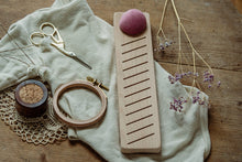Lade das Bild in den Galerie-Viewer, Stickgarnständer aus Holz, Storchenschere, Nadelkissen, kleiner Stickrahmen und weißer Babybody