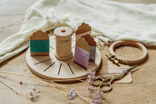 Lade das Bild in den Galerie-Viewer, Stickgarnständer Garnaufbewahrung rund aus Holz, Storchenschere, kleiner Stickrahmen und Garnkärtchen