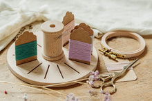 Lade das Bild in den Galerie-Viewer, Stickgarnständer Garnaufbewahrung rund aus Holz, Storchenschere, kleiner Stickrahmen und Garnkärtchen