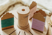 Lade das Bild in den Galerie-Viewer, Stickgarnständer Garnaufbewahrung rund aus Holz, Storchenschere, kleiner Stickrahmen und Garnkärtchen
