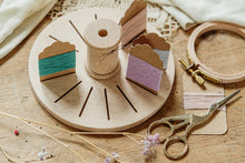 Lade das Bild in den Galerie-Viewer, Stickgarnständer Garnaufbewahrung rund aus Holz, Storchenschere, kleiner Stickrahmen und Garnkärtchen