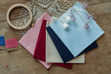 Lade das Bild in den Galerie-Viewer, Stoff in der Farbe rosa, rot, beige, dunkelblau und hellblau