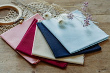 Lade das Bild in den Galerie-Viewer, Stoff in der Farbe rosa, rot, beige, dunkelblau und hellblau