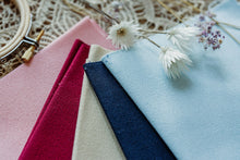 Lade das Bild in den Galerie-Viewer, Stoff in der Farbe rosa, rot, beige, dunkelblau und hellblau