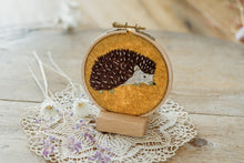 Lade das Bild in den Galerie-Viewer, Kleine Stickbildhalterung aus Holz zum Einklemmen deines Rahmens mit gesicktem Igel im Stickrahmen