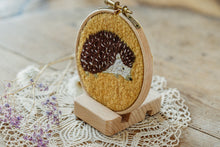 Lade das Bild in den Galerie-Viewer, Kleine Stickbildhalterung aus Holz zum Einklemmen deines Rahmens mit gesicktem Igel im Stickrahmen