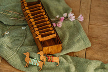 Lade das Bild in den Galerie-Viewer, Garn Aufbewahrungsbox aus Holz Dackel