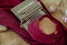 Lade das Bild in den Galerie-Viewer, Darning Loom Webstopfapparat in Anwendung