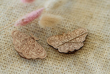 Lade das Bild in den Galerie-Viewer, Needle Minder Schmetterling Holz Set inklusive Sticknadeln