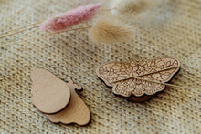 Lade das Bild in den Galerie-Viewer, Needle Minder Schmetterling Holz Set inklusive Sticknadeln