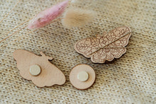 Lade das Bild in den Galerie-Viewer, Needle Minder Schmetterling Holz Set inklusive Sticknadeln