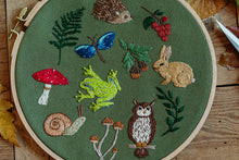 Lade das Bild in den Galerie-Viewer, Verschiedene Stickereien als Waldmotive in Stickrahmen