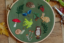 Lade das Bild in den Galerie-Viewer, Verschiedene Stickereien als Waldmotive in Stickrahmen