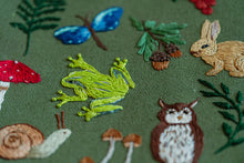 Lade das Bild in den Galerie-Viewer, Verschiedene Stickereien als Waldmotive in Stickrahmen