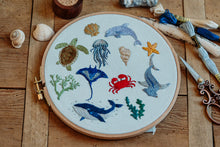 Lade das Bild in den Galerie-Viewer, Verschiedene Stickereien als Meeresmotive in Stickrahmen