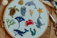 Lade das Bild in den Galerie-Viewer, Verschiedene Stickereien als Meeresmotive in Stickrahmen