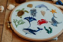 Lade das Bild in den Galerie-Viewer, Verschiedene Stickereien als Meeresmotive in Stickrahmen