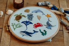 Lade das Bild in den Galerie-Viewer, Verschiedene Stickereien als Meeresmotive in Stickrahmen
