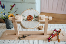 Lade das Bild in den Galerie-Viewer, Tischstickständer aus Holz Stickrahmenhalter
