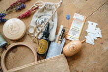 Lade das Bild in den Galerie-Viewer, Jutetasche mit Handarbeitswerkzeugen Textilkleber, Ladder Darner, Fangnadel, Merinogarn, Seidengarn, Textilstift,Nadeln