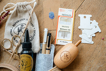 Lade das Bild in den Galerie-Viewer, Jutetasche mit Handarbeitswerkzeugen Textilkleber, Ladder Darner, Fangnadel, Merinogarn, Seidengarn, Textilstift,Nadeln
