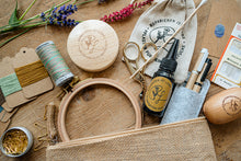 Lade das Bild in den Galerie-Viewer, Jutetasche mit Handarbeitswerkzeugen Textilkleber, Ladder Darner, Fangnadel, Merinogarn, Seidengarn, Textilstift,Nadeln