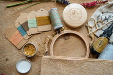Lade das Bild in den Galerie-Viewer, Jutetasche mit Handarbeitswerkzeugen Textilkleber, Ladder Darner, Fangnadel, Merinogarn, Seidengarn, Textilstift,Nadeln