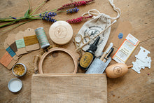 Lade das Bild in den Galerie-Viewer, Jutetasche mit Handarbeitswerkzeugen Textilkleber, Ladder Darner, Fangnadel, Merinogarn, Seidengarn, Textilstift,Nadeln