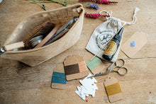 Lade das Bild in den Galerie-Viewer, Jutetasche mit Handarbeitswerkzeugen Textilkleber, Ladder Darner, Fangnadel, Merinogarn, Seidengarn, Textilstift,Nadeln